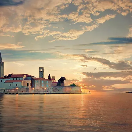 Sara Luxury In Center Apartment Poreč